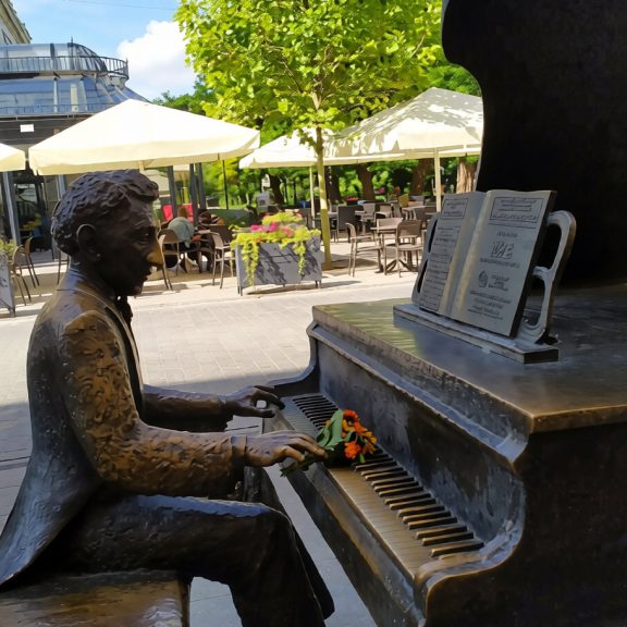 Arthur Rubinstein Monument in Łódź:A Must-See on Piotrkowska Street